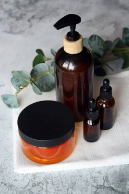 Kahverengi cam kozmetik şişe seti. Cilt bakımı, organik vücut tedavisi, spa konsepti.