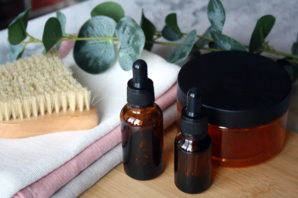 Set de botellas cosméticas de vidrio marrón. Cuidado de la piel, tratamiento corporal orgánico, concepto de spa. —  Fotos de Stock