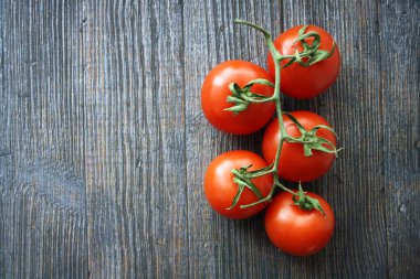 Ahşap zemin üzerinde kırmızı domatesler. Metin için boşluk.