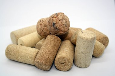 Beyaz arka planda şarap şişelerinin mantarları. Metin için boşluk.