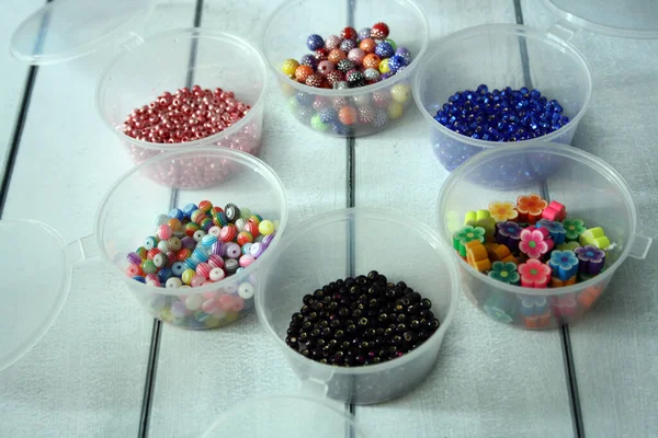 Contas Multicoloridas Caixas Plástico Redondas Fundo Madeira — Fotografia de Stock