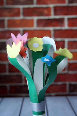 Buketteki kağıt çiçekler. Anneme bir hediye..