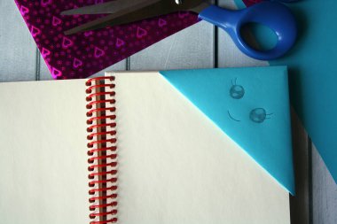 Bir kitap için Origami kağıt yer imi. Çocuklu dersler. ÖYLE.