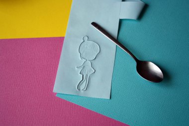 Albüm koleksiyonu. Kesici bıçakla bir figür yapmak. Kağıt ürünü.