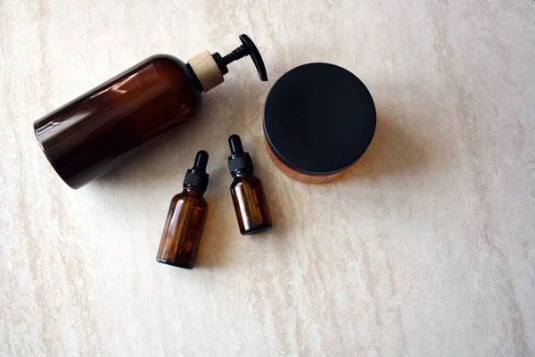 Kontainer Kosmetik Dengan Latar Belakang Berwarna Krem Botol Coklat Dispenser — Stok Foto