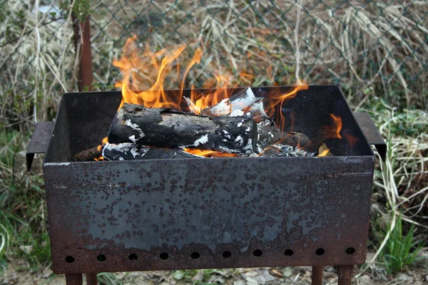 Καίγοντας Καυσόξυλα Στη Σχάρα — Φωτογραφία Αρχείου