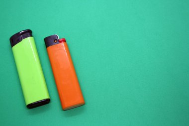 Yeşil arka planda iki çakmak. Metin için boşluk.