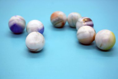 Mavi arka planda cam toplar. Metin için boşluk.