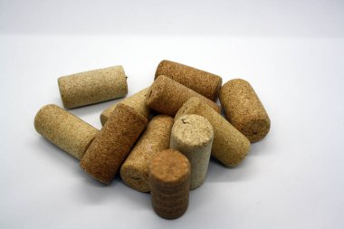 Beyaz arka planda şarap şişelerinin mantarları. Metin için boşluk.