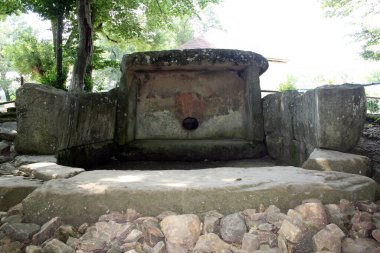 Karadeniz kıyısında antik bir dolmen. Yaz