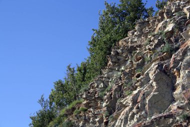 Deniz kıyısında dik bir taş duvar. Kaya kıyısı.