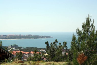 Karadeniz. Güzel deniz ufku ve mavi su. Yüksek bir dağın manzarası. Doğal fotofon.