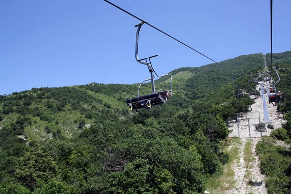 Dağlardaki teleferik manzarası
