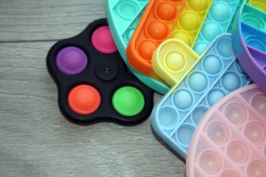 Renkli duyusal bir oyuncak onu itiyor. Çocukların silikon oyuncakları antistrese neden olur.