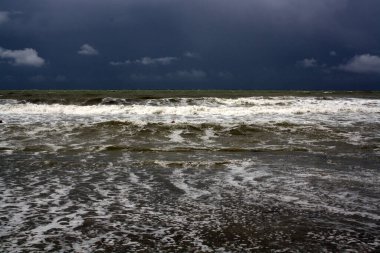 Fırtınadan sonra Karadeniz. Kirli su. Kötü hava. Dzhubga, Rusya.