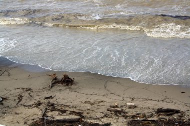 Fırtınadan sonra Karadeniz. Kirli su. Kötü hava. Dzhubga, Rusya.