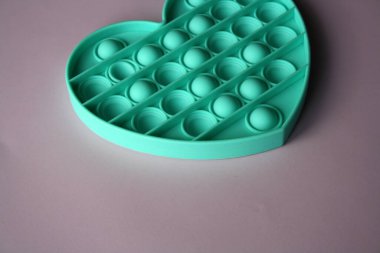 Renkli, duyusal bir oyuncak itiyor..