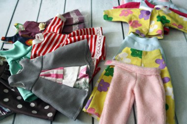 Tekstil bebeği elbiseleri. Bir bebek için DIY giysileri.