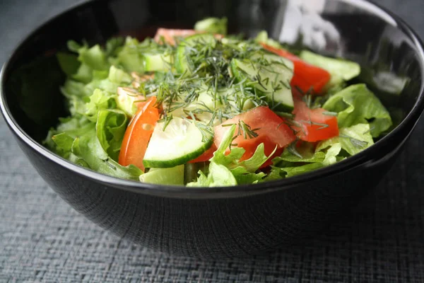 Buzdolabı Salatası Domates Zeytin Yağlı Salatalık Gri Arka Planda Siyah — Stok fotoğraf