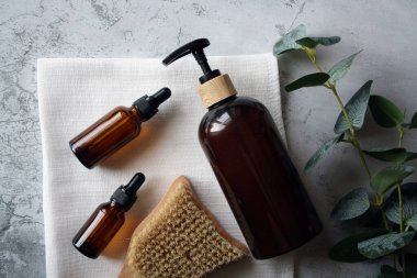Kahverengi cam kozmetik şişe seti. Cilt bakımı, organik vücut tedavisi, spa konsepti.