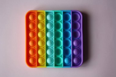 Renkli, duyusal bir oyuncak itiyor..