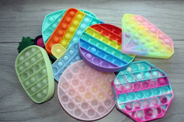 Renkli duyusal bir oyuncak onu itiyor. Çocukların silikon oyuncakları antistrese neden olur.