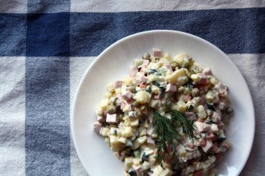 Patates salatası, sosis, bezelye, havuç ve salatalık. Olivier. Metin için boşluk.