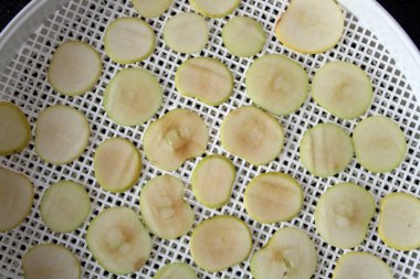 Kurumak için bir tepsiye yayılmış elma dilimleri. Meyve hasadı.