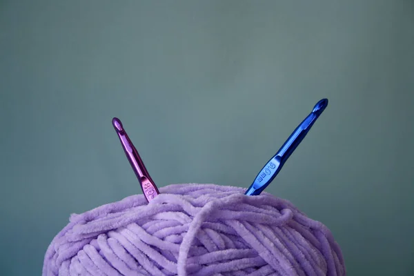 Passe Temps Des Femmes Crochet Tricot Fils Violets Crochets Sur — Photo