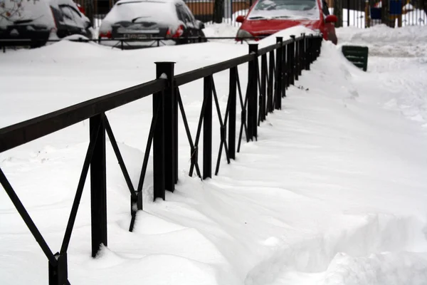 Металлический Забор Покрытый Снегом Зима — стоковое фото