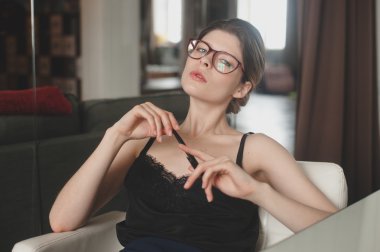 Bayan kırmızı gözlük