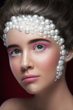 Yapmak kadar şaşırtıcı ve inciler ve pembe göz gölgeler ile güzel kız.