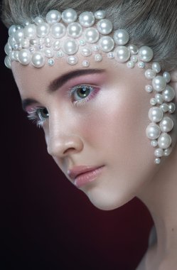 Yapmak kadar şaşırtıcı ve inciler ve pembe göz gölgeler ile güzel kız.
