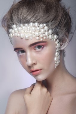 Yapmak kadar şaşırtıcı ve inciler ve pembe göz gölgeler ile güzel kız.