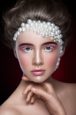 Yapmak kadar şaşırtıcı ve inciler ve pembe göz gölgeler ile güzel kız