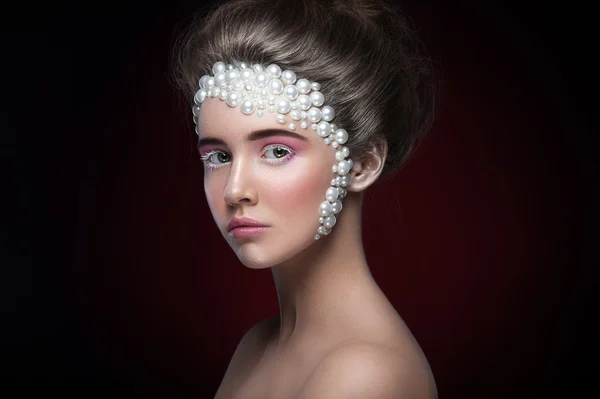 Yapmak kadar şaşırtıcı ve inciler ve pembe göz gölgeler ile güzel kız.