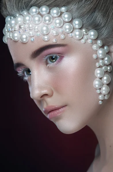 Yapmak kadar şaşırtıcı ve inciler ve pembe göz gölgeler ile güzel kız.