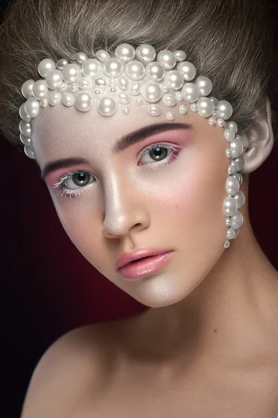 Yapmak kadar şaşırtıcı ve inciler ve pembe göz gölgeler ile güzel kız.