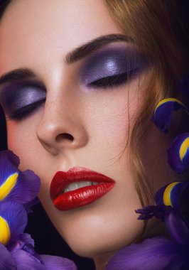 yakın çekim güzel genç bir kadın portresi