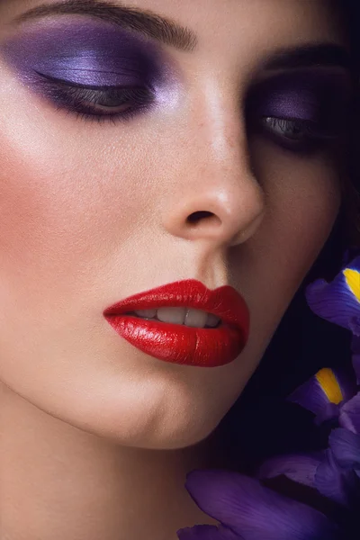 yakın çekim güzel genç bir kadın portresi