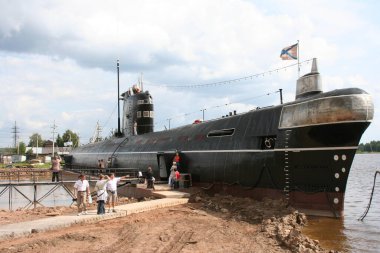 Vytegra şehrinde dizel denizaltı. Vologda bölgesi. 2006.