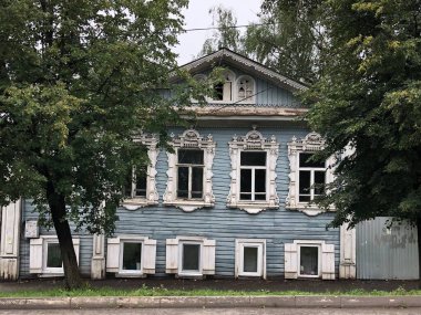 Sarapul 'da 19. yüzyıldan kalma bir konut binasının pencere çerçeveleri oyulmuş..