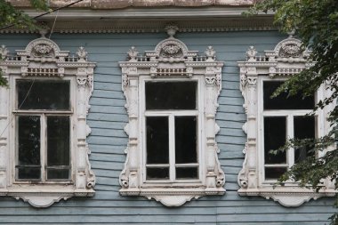 Sarapul 'da 19. yüzyıldan kalma bir konut binasının pencere çerçeveleri oyulmuş..                               