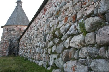 Solovetsky Kremlin 'in kale duvarı ve kulesi.