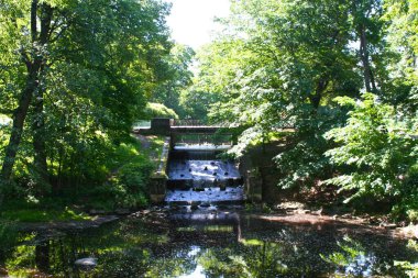 2012 'de restorasyondan önce Oranienbaum Park' ın aşağı gölündeki şelale. St. Petersburg, Lomonosov.