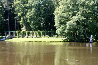 Pergola, 2014 'te restorasyondan önce Oranienbaum Park' taki Çin Sarayı 'nda. St. Petersburg, Lomonosov.