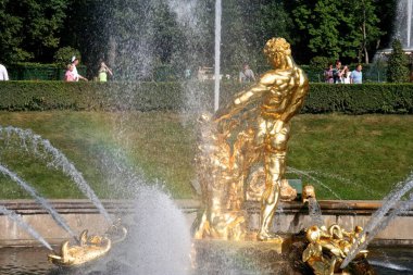 Peterhof Aşağı Parkı 'ndaki Samson Çeşmesi. St. Petersburg, Peterhof.