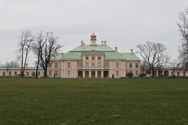 南コートヤードからオラニエンバウム公園の偉大なMenshikov宮殿の中心的な建物 サンクトペテルブルク ロモノソフ — ストック写真