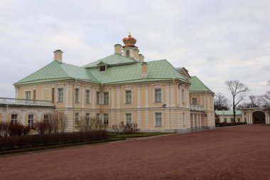 Güney avlusundaki Oranienbaum Park 'taki Büyük Menshikov Sarayı' nın merkez binası. St. Petersburg, Lomonosov.                               