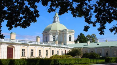 Oranienbaum Park 'taki Büyük Menshikov Sarayı' nın manzarası. St. Petersburg, Lomonosov.                               